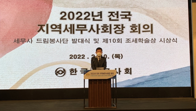 더불어민주당 김진표 의원이 이재명 대선후보의 축하 메시지를 대독하고 있다.