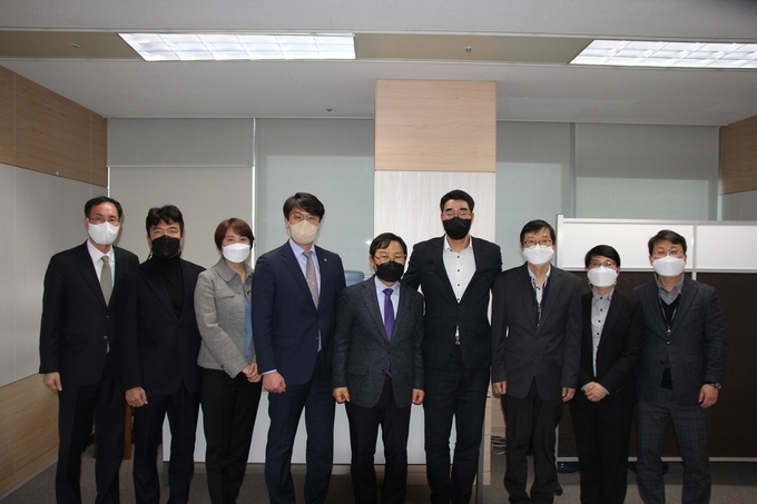 왼쪽부터 박종명 사무국장, 김선명 연구이사, 이은자 연수이사, 최영우 총무이사, 이중건 부회장, 이세협 소득재산세과장, 송찬주 소득자료관리TF팀장, 함명진 소득팀장, 이태균 법인4팀장.