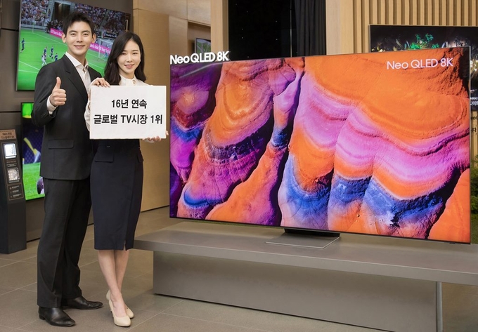 삼성전자 모델이 서울 논현동에 위치한 삼성디지털프라자 강남본점에서 삼성 TV의 16년 연속 글로벌 시장 1위 달성과 그 주역인 Neo QLED 제품을 소개하고 있다.(사진=삼성전자)