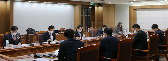 서울세무사회는 서울청과 지난 24일 서울청 국제회의실에서 2021년 12월말 결산법인 법인세 신고 간담회를 가졌다.