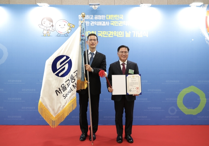 제10회 국민권익의 날 기념식에서 안연환 감사가 국무총리 표창을 수상하며 기념촬영하고 있다.
