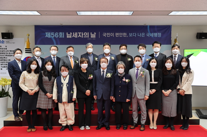 광주청은 제56회 납세자의 날을 맞아 모범납세자, 아름다운 납세자, 세정협조자 등 40여명이 참석한 가운데 기념행사를 개최했다<사진=광주청>.