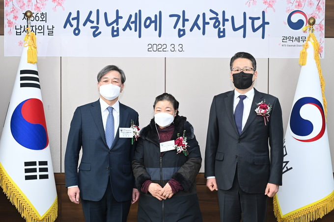 배상록(오른쪽) 관악세무서장이 명예서장과 명예민원실장으로 각각 위촉된 이진규(왼쪽) 성하지질공업 대표이사, 이윤주(가운데) 대표와 기념촬영하고 있다.
