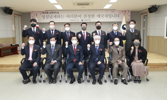 이상락 서장(앞줄 왼쪽 세 번째)과 납세자의 날 수상자들이 기념촬영을 하고 있다.