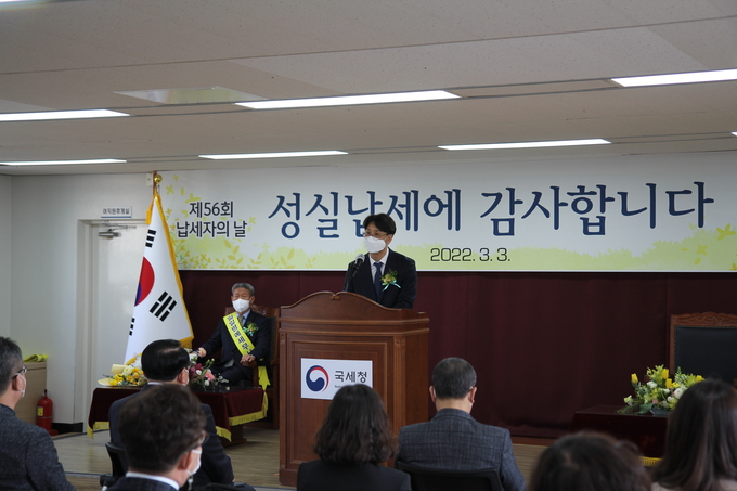 박광식 서장이 기념사를 하고 있다.