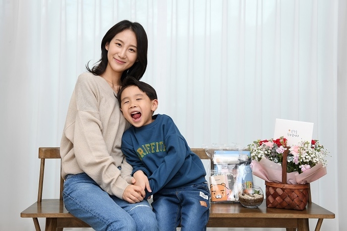 KT&G는 임직원 자녀들의 초‧중‧고등학교 입학을 축하하며 축하 카드와 꽃을 전달했다. 사진은 올해 초등학교에 입학하는 임직원 자녀가 초등 입학 자녀 축하선물 패키지를 전달받고 기념촬영을 하는 모습.