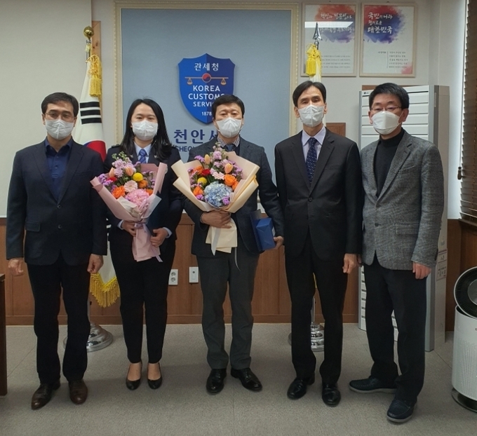 강성철 천안세관장<오른쪽 두번째)은 제 56회 납세자의 날을 맞아 4일 기념행사를 열고, 세정협조자로 기획재정부장관상을 수상한 엠이엠씨코리아 한평희수석(가운데) 등에게 표창장을 전수했다.