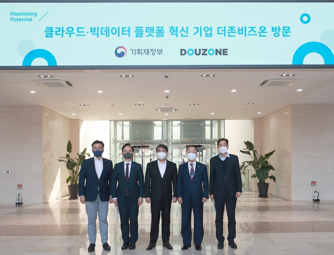 홍남기 부총리는 4일 강원권 주요 신기술 산업현장 시찰의 일환으로 강원도 춘천시 소재 더존ICT그룹 강촌캠퍼스를 방문했다.(왼쪽부터 더존비즈온 송호철 플랫폼사업부문 대표, 중소벤처기업부 강성천 차관, 더존비즈온 김용우 대표이사, 홍남기 부총리, 기획재정부 한훈 차관보)