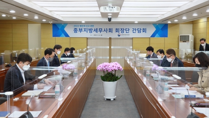 김재철<왼쪽 두번째> 중부청장은 4일 중부세무사회 임원단과 간담회를 열고, 3월 법인세 신고관리 방향에 대한 설명과 함께 신고현장에서 세무대리인이 겪는 애로·건의사항 청취에 나섰다.