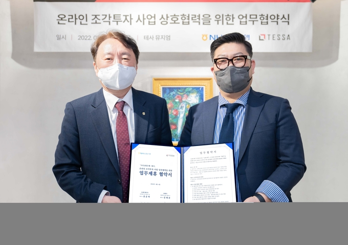 권준학 NH농협은행장(사진 왼쪽)이 업무협약식에서 김형준 ㈜테사 대표이사와 기념촬영하고 있다<사진=농협은행>.