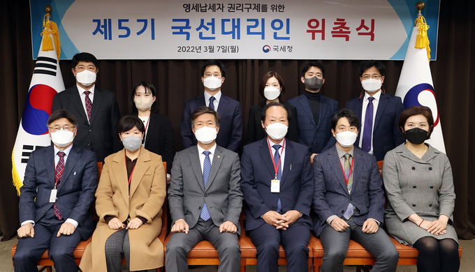 앞줄 좌측부터 신동훈·지민정 세무사, 김대지 국세청장, 신승화·김도연 세무사, 변혜정 납세자보호관, 뒷줄 좌측부터 김학선 심사2담당관, 모현혜 세무사, 정대걸·이미예리 변호사, 엄현석 회계사, 류충선 심사1담당관.