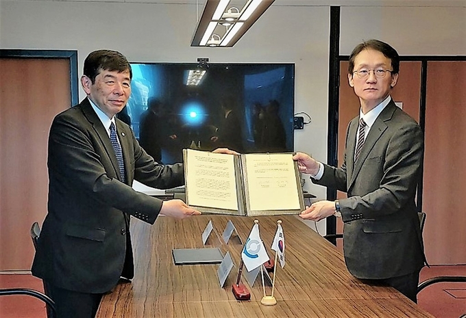 임재현<오른쪽> 관세청장은 7일 벨기에 브뤼셀에서 쿠니오 미쿠리야 세계관세기구 사무총장과 양 기관 간 협력 증진을 위한 면담에서 언어 기금 증액에 합의하고 공동 성명서에 서명했다.