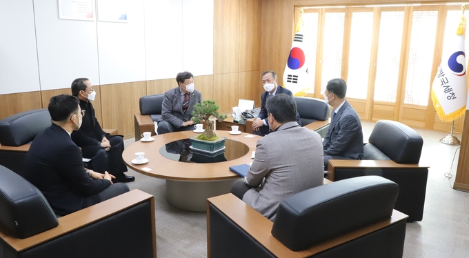 김명진<왼쪽 세번째> 인천회장과 이현규<오른쪽 세번째> 인천청장이 환담하고 있다. 