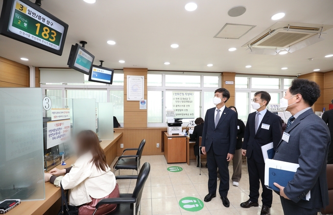 김대지(오른쪽 세번째) 국세청장은 11일 동대문세무서를 방문해 법인세 신고 상황을 점검하고 직원들을 격려했다.<사진=국세청>