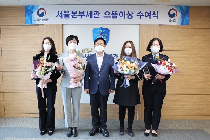 성태곤 서울세관장(가운데)이 2월 으뜸이로 선정된 직원들과 기념촬영을 하고 있다.(왼쪽부터 박경미·이순영 주무관, 성태곤서울세관장, 고수정·노을진 주무관)