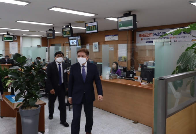 임성빈 서울청장이 양천세무서를 방문해 신고현장을 둘러보고 있다<사진=서울청>.