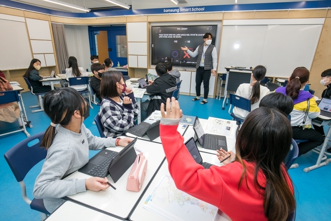 경기 수원 연무초등학교 삼성 스마트스쿨에서 갤럭시 탭, 삼성 플립 등 IT기기를 활용해 수업하고 있다.(사진=삼성전자)