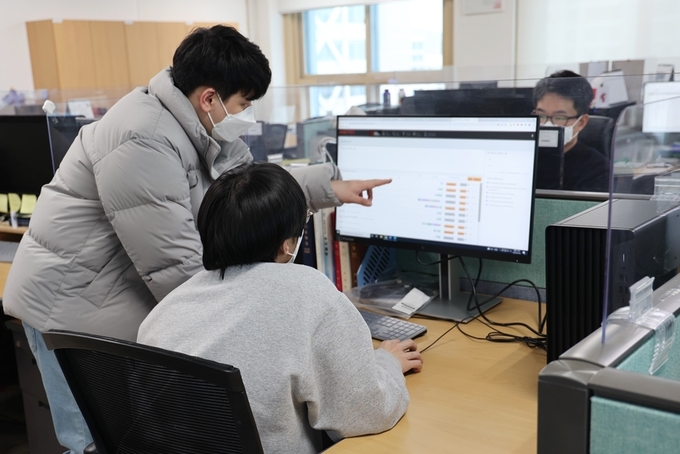 서울세관 디지털무역범죄조사과 직원들이 온라인 부정수입물품 등을 모니터링 하고 있다.<사진-서울세관>