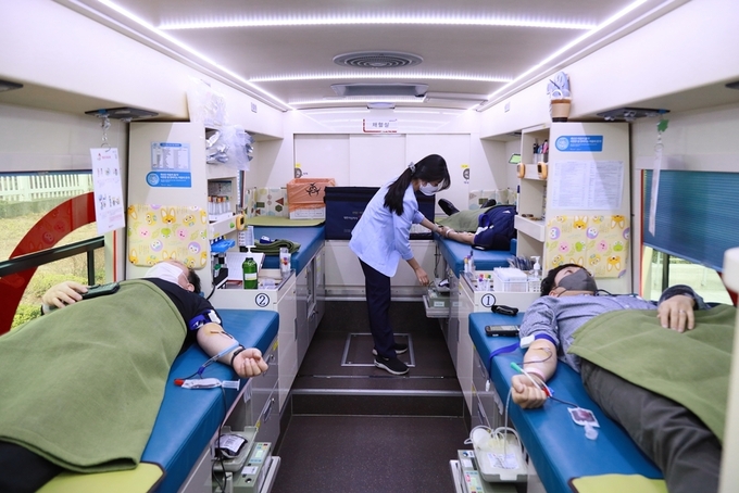 중부지방국세청 직원들이 코로나19 감염 확산에 따른 혈핵수급 문제를 해소하기 위해 25일 단체 헌혈에 나서고 있다.