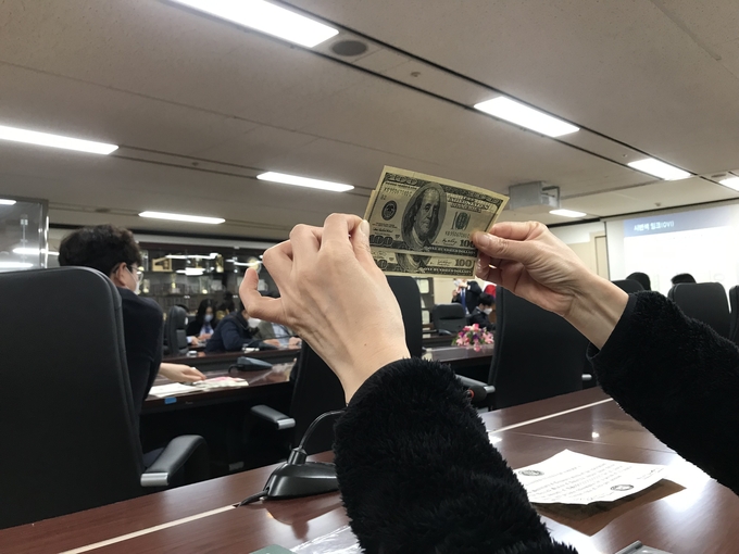 인천세관 직원이 위조지폐를 감별하고 있다.(사진=인천세관)
