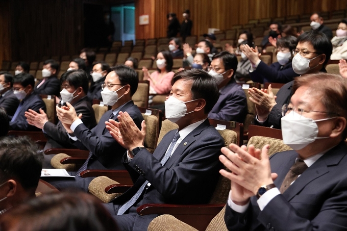 김대지 국세청장(앞줄 오른쪽 두번째)을 비롯한 모범납세자, 아름다운납세자들이 제56회 납세자의 날을 기념해 지난달 15일 열린 KBS 열린음악회 공연을 관람하고 있다.