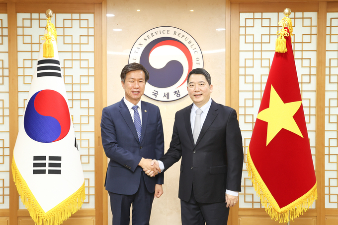 김대지<왼쪽> 국세청장이 카오 아잉 뚜언(Cao Ahn Tuan) 베트남 국세청장과 기념 촬영을 하고 있다<사진=국세청>. 