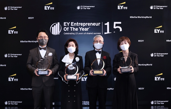 제15회 EY 최우수 기업가상 수상자들이 기념사진을 촬영하고 있다.(왼쪽부터 범진규 (주)드림시큐리티 회장, 이어룡 대신금융그룹 회장, 김웅기 글로벌세아 그룹 회장, 정혜승 인지그룹 부회장)
