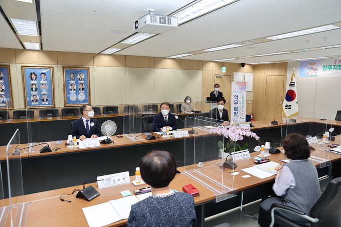 광주청은 11일 15층 회의실에서 광주광역시 5개구 가족센터 센터장과 업무협약을 체결했다.