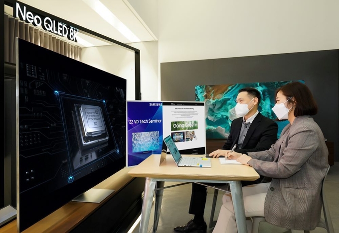 삼성전자는 2022년 삼성 TV의 신기술을 소개하는 ‘테크 세미나’를 온라인으로 개최한다. 삼성전자 영상디스플레이사업부 담당 직원들이 행사에 참석하고 있는 모습(사진=삼성전자)