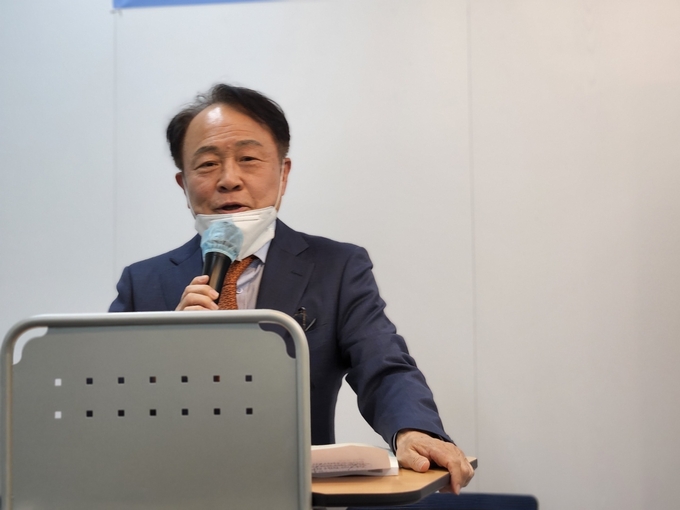 박차석 학회장이 인사말을 하고 있다.