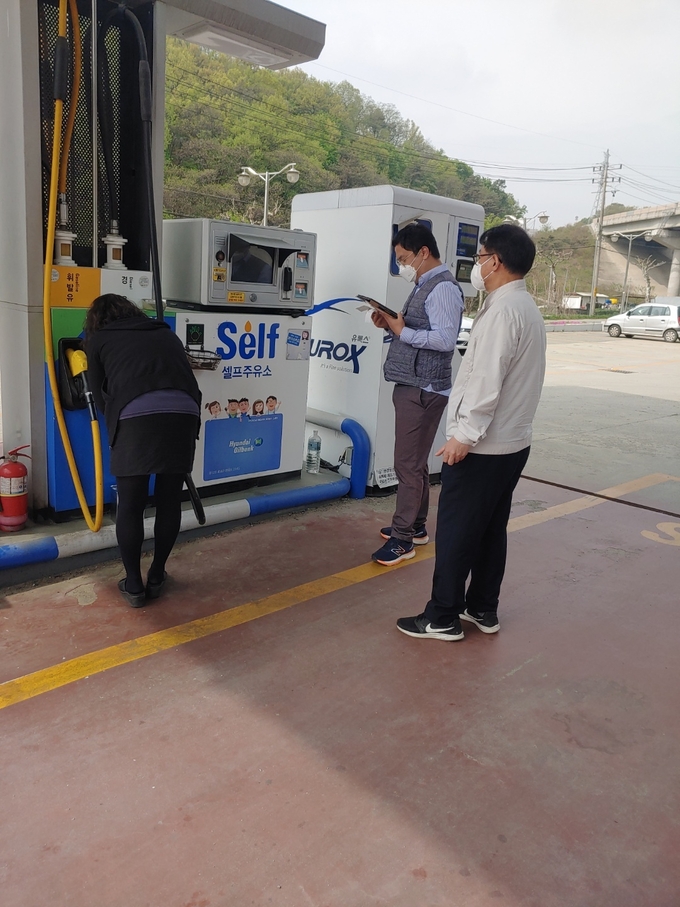 국세청과 석유관리원 현장점검 요원들이 가짜석유 여부 확인을 위해 시료를 채취하고 있다.(사진=국세청)