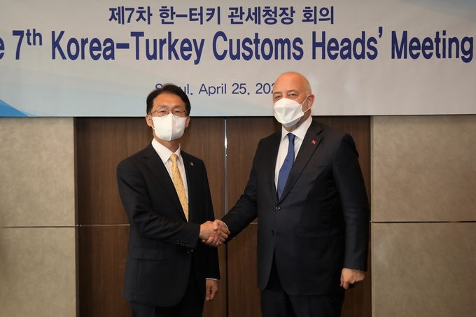 임재현 관세청장(왼쪽)과 르자 투나 투라가이 터키 무역부 차관이 제7차 한·터키 관세청장회의를 마치고 기념촬영을 하고 있다.