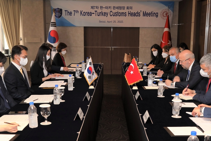 관세청은 25일 서울 롯데호텔에서 ‘제7차 한-터키 관세청장회의’를 개최하고, 양 관세당국간 현안 및 협력사항 등을 논의했다.