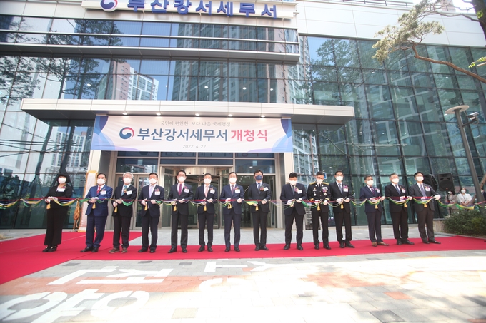 부산강서세무서는 지난 22일 강서구 명지국제7로 44에 소재한 임차청사에서 개청식을 열었다.(왼쪽 세번째부터 주정섭 강서구의회의장, 노기태 강서구청장, 김도읍 국회의원, 노정석 부산지방국세청장, 손유승 부산강서세무서장)