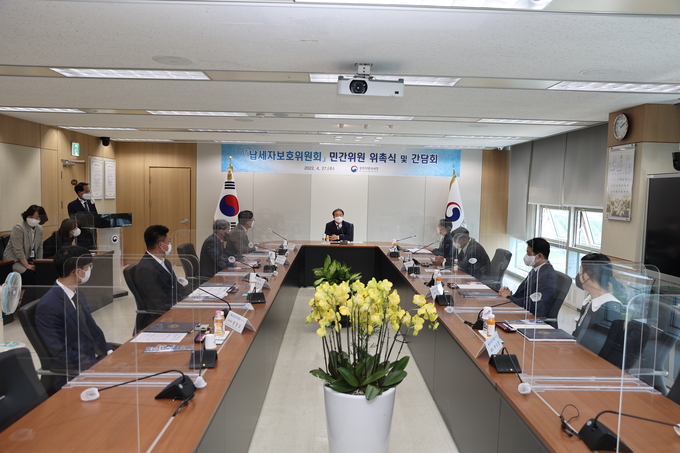 광주지방국세청은 민간위원에게 위촉장을 수여하고 간담회를 개최했다.