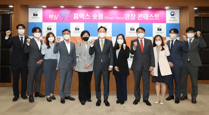 왼쪽부터 박형민·곽주권 조사관, 이유진 조사관, 도영수·이지연 조사관, 임광현 국세청 차장, 김나연 조사관, 윤영석 국세청 정보화관리관, 이은주·박연건·김태훈 조사관.
