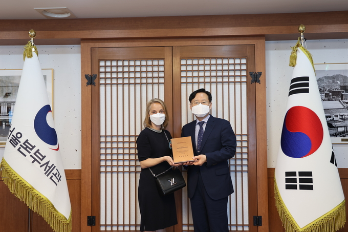 성태곤(오른쪽) 서울세관장과 발레리 소니에 루이비통 지식재산권 글로벌 디렉터가 감사패 수여식에서 기념촬영하고 있다.