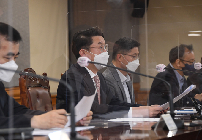 이억원 기재부 차관이 거시경제금융회의를 주재하고 있다<사진=기재부>.