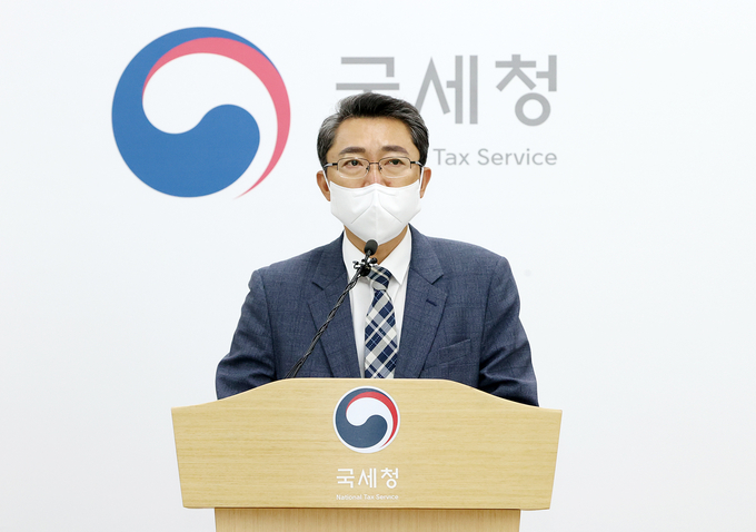 장일현 국세청 소득지원국장이 2일 국세청 기자실에서 2021년도분 근로·자녀장려금 신청 관련 브리핑을 하고 있다.(사진=국세청)
