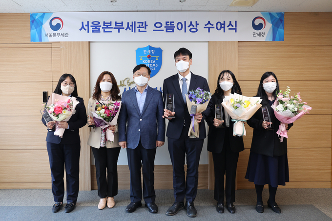 성태곤 서울세관장이 4월 으뜸이로 선정된 직원들과 기념촬영을 하고 있다.(왼쪽부터 김민지·이재원 주무관, 성태곤 서울세관장, 이범희·신지우·심정민 주무관)