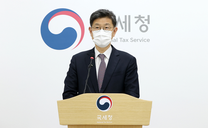 김동일 국세청 조사국장이 3일 국세청 기자실에서 민생침해 탈세자 89명 세무조사 착수 관련 브리핑을 하고 있다. 