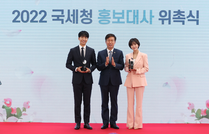 국세청 홍보대사로 위촉된 배우 이승기씨와 조보아씨가 김대지 국세청장과 기념촬영하고 있다.(왼쪽부터 이승기씨, 김대지 국세청장, 조보아씨. 사진=국세청)