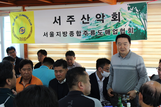 유준용 서울협회장이 서주산악회 정기총회에서 인사말을 하고 있다. 