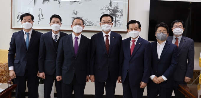 왼쪽부터 김수현 소득재산세과장, 이주성 부회장, 이경열 송무국장(성실납세지원국장 대리), 김완일 회장, 황희곤 부회장, 김진범 소득1팀장, 신기탁 총무이사.