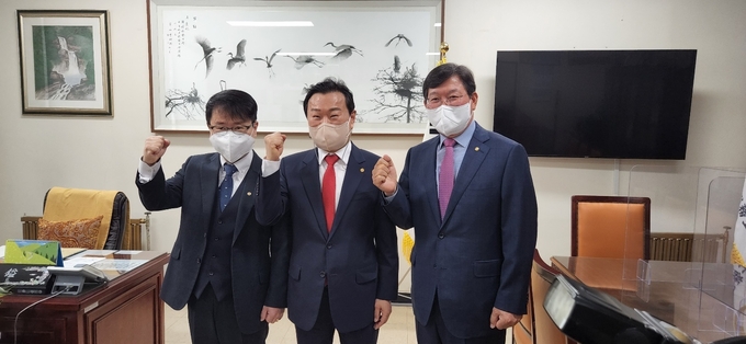 이종탁(가운데) 회장후보와 장보원(왼쪽)·김두복(오른쪽) 부회장 후보가 예비후보자 등록을 마치고 화이팅을 외치고 있다. 