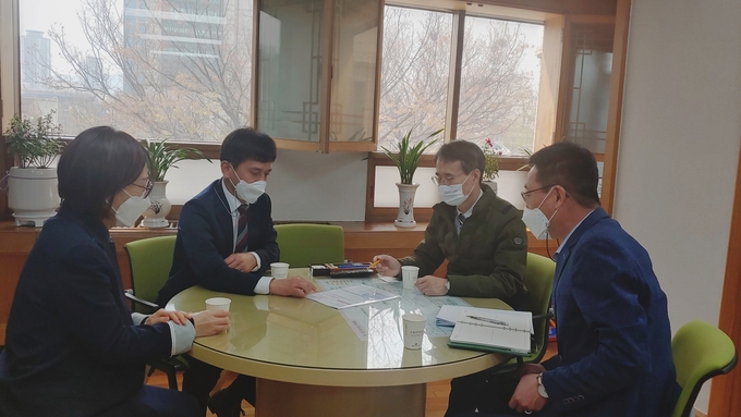 조성래 대구청 성실납세지원국장(왼쪽 두번째)과 김종한 대구시 행정부시장(왼쪽 세번째)이 업무 협의하고 있다.(사진=대구청)
