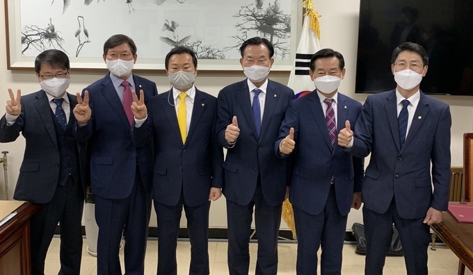 왼쪽부터 장보원·김두복 부회장 후보, 이종탁 회장 후보, 김완일 회장 후보, 황희곤·이주성 부회장 후보.