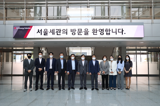 성태곤 서울세관장(왼쪽 6번째)은 지난 19일 LG에너지솔루션 오창공장에 방문해 소통의 시간을 가졌다