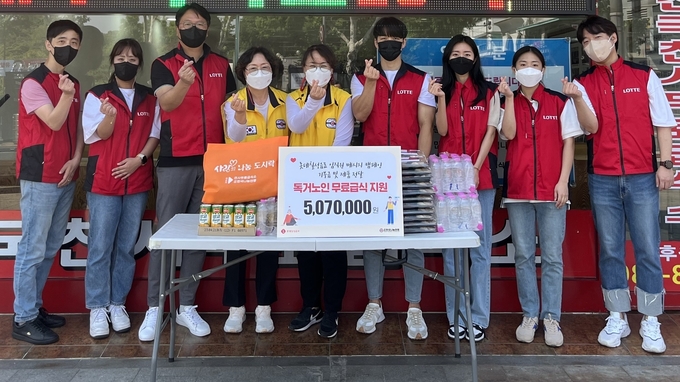 롯데칠성음료는 지난 24일 ‘천사 무료 급식소’에 기부금 507만원을 전달했다.