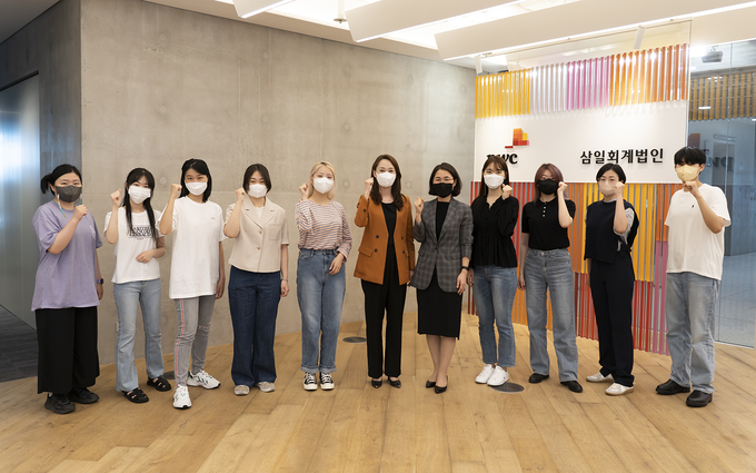 삼일회계법인 임직원 멘토인 손지원(왼쪽 여섯번째), 권미엽(일곱번째) 파트너가 멘티들과 기념촬영을 하고 있다.